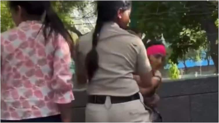 vada pav girl detained by Delih police Viral Video accused of misbehaving with police officials 'वड़ा पाव गर्ल' को हिरासत में लेने का वीडियो वायरल होने पर बोली पुलिस, 'वह बदतमीजी कर रही थी इसलिए...'