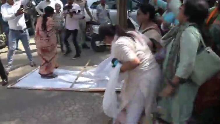 MP Lok Sabha Elections 2024 BJP Mahila Morcha workers climb on Lord Ram photo to crush Jitu Patwari poster ann जीतू पटवारी के पोस्टर कुचलने के चक्कर में भगवान राम की फोटो पर चढ़ी महिला कार्यकर्ता, BJP-कांग्रेस में मची खींचतान