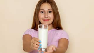 ज्यादा दूध पीना भी सेहत के लिए है खतरनाक, जानिए एक दिन में कितना दूध पीना चाहिए?