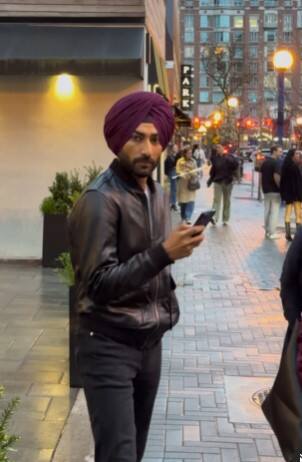 ਰਣਜੀਤ ਬਾਵਾ ਦਾ ਇਹ ਅੰਦਾਜ਼ ਵੇਖ ਪ੍ਰਸ਼ੰਸਕ ਵੀ ਹੈਰਾਨ ਹਨ। ਗਾਇਕ ਦੀਆਂ ਤਸਵੀਰਾਂ ਉੱਪਰ ਪ੍ਰਸ਼ੰਸਕ ਕਮੈਂਟ ਕਰ ਕਹਿ ਰਹੇ ਹਨ। ਇੱਕ ਯੂਜ਼ਰ ਨੇ ਕਮੈਂਟ ਕਰ ਲਿਖਿਆ, ਵਾਹਿਗੁਰੂ ਤੰਦਰੁਸਤ ਬਖਸ਼ੇ ਮਿਹਰ ਭਰਿਆ ਹੱਥ ਰੱਖੇ...