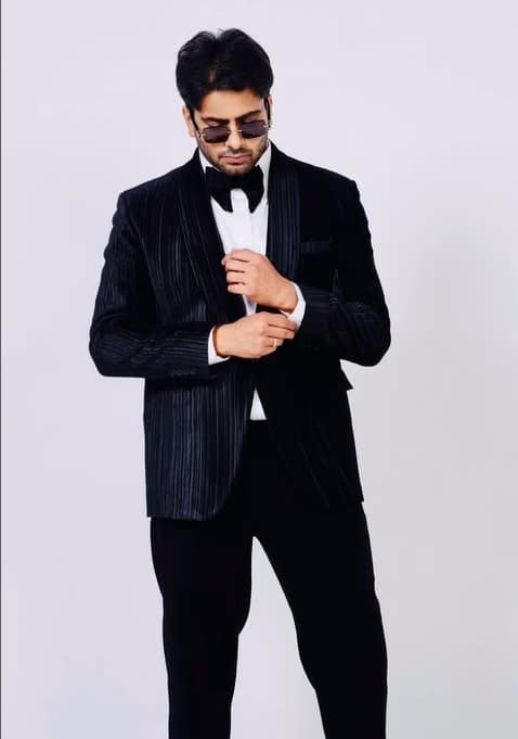 ਵਰਕਫਰੰਟ ਦੀ ਗੱਲ ਕਰਿਏ ਤਾਂ ਮਨਕੀਰਤ ਔਲਖ ਹਾਲ ਹੀ ਵਿੱਚ ਗੀਤ defender ਰਿਲੀਜ਼ ਹੋਇਆ। ਜਿਸ ਨੂੰ ਪ੍ਰਸ਼ੰਸਕਾਂ ਵੱਲੋਂ ਭਰਮਾ ਹੁੰਗਾਰਾ ਦਿੱਤਾ ਗਿਆ। ਇਸ ਤੋਂ ਇਲਾਵਾ ਮਨਕੀਰਤ ਔਲਖ ਵੱਲੋਂ ਕਈ ਸੁਪਰਹਿੱਟ ਗੀਤਾਂ ਰਾਹੀਂ ਪ੍ਰਸ਼ੰਸਕਾਂ ਦਾ ਮਨੋਰੰਜਨ ਕੀਤਾ ਗਿਆ।