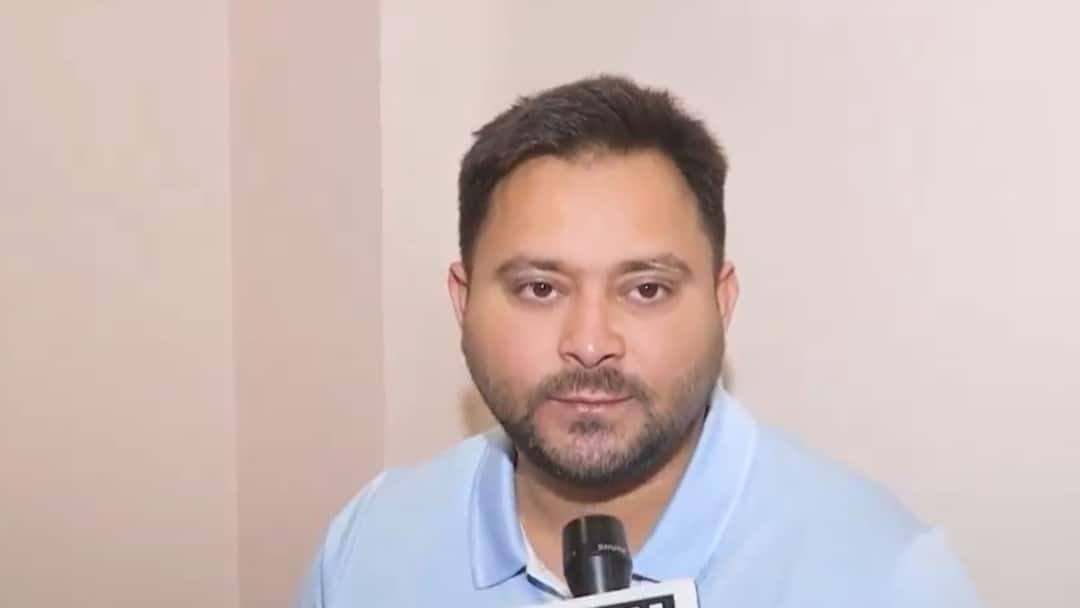 Tejashwi Yadav reaction to PM Narendra Modi statement on Rahul Gandhi and RJD in Darbhanga Tejashwi Yadav: 'उनका हक है...', पीएम मोदी के 'शहजादा' वाले बयान पर तेजस्वी यादव का आया सॉफ्ट जवाब