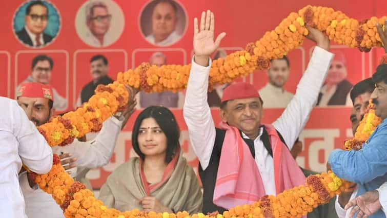 Samajwadi Party Chief Akhilesh Yadav Mainpuri Rally Campaign For Dimple Yadav Lok Sabha Election मैनपुरी में अखिलेश यादव ने डिंपल के लिए मांगे वोट, किसानों के लिए सपा मुखिया ने किया बड़ा वादा