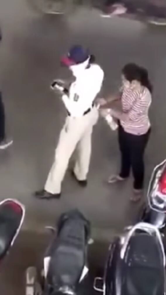 पुलिस ने रोका तो लड़की ने ऐसे दिए पैसे! वीडियो वायरल
