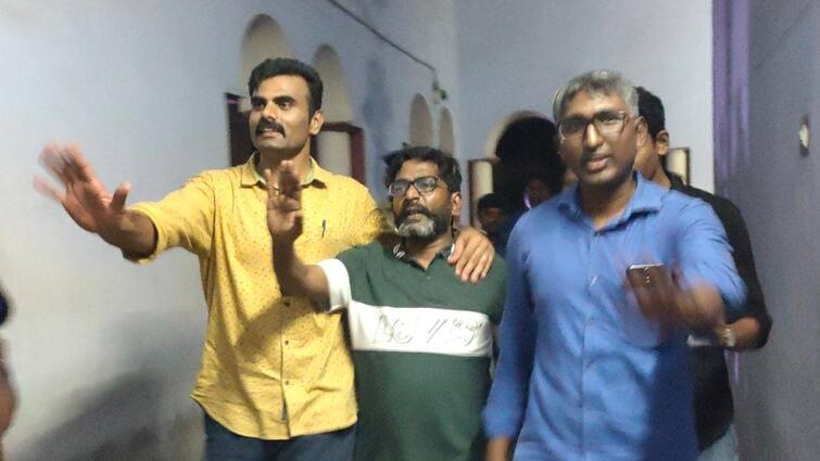 Savukku Shankar was imprisoned in judicial custody in Coimbatore நீதிமன்றத்துக்கு அழைத்து வரப்பட்ட சவுக்கு சங்கர்: செருப்போடு காத்திருந்த பெண்கள் கூட்டம்! நடந்தது என்ன?