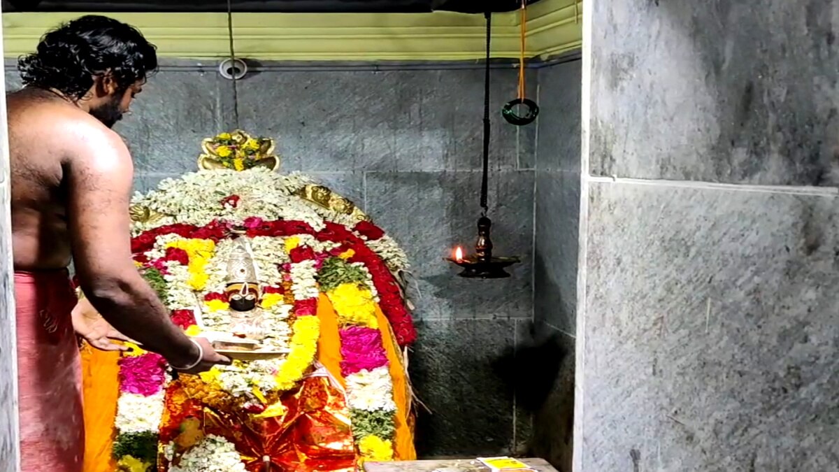 பிரசித்தி பெற்ற ஆறுபாதி கீழமாரியம்மன் கோயில் தீமிதி விழா;  நேர்த்திக்கடன் செலுத்திய திரளான பக்தர்கள்