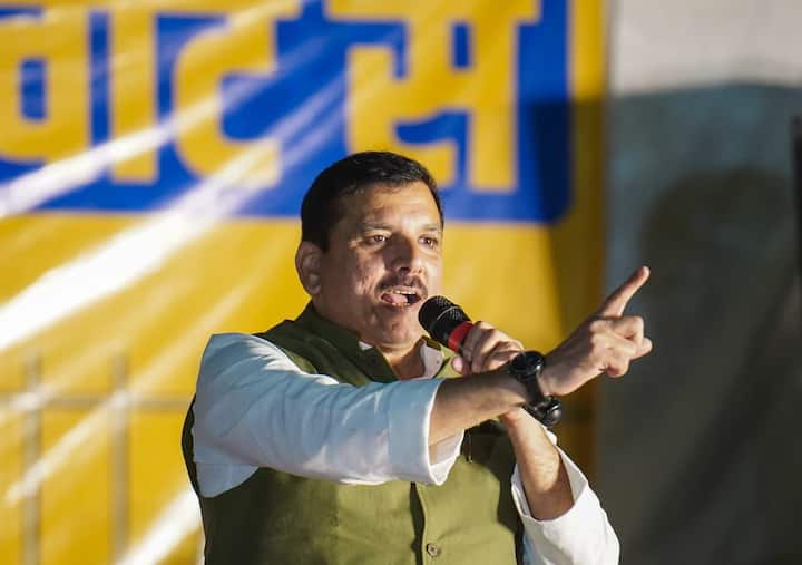 इसके बाद प्रत्याशी सहीराम पहलवान और सांसद संजय सिंह कालकाजी विधानसभा के नवजीवन कैंप पहुंचे, जहां सहीराम पहलवान ने जनता से अपील करते हुए कहा कि बीजेपी ने हार के डर के चलते जनता के लोकप्रिय मुख्यमंत्री केजरीवाल को जेल में डाल दिया है.