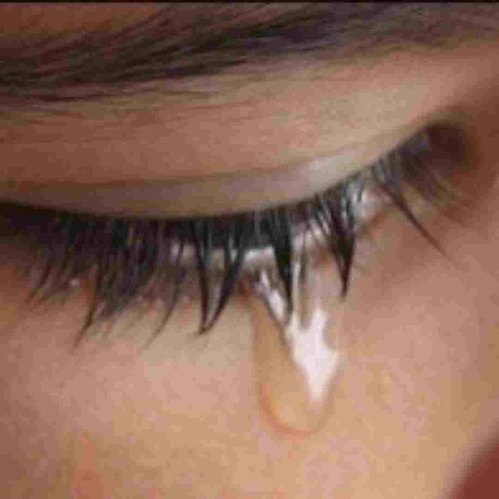 ਰੋਣ ਨਾਲ ਤੁਹਾਡੇ ਮੂਡ ਵਿੱਚ ਸੁਧਾਰ ਹੁੰਦਾ ਹੈ। ਅਜਿਹਾ ਇਸ ਲਈ ਹੁੰਦਾ ਹੈ ਕਿਉਂਕਿ ਹੰਝੂਆਂ ਵਿੱਚ ਨਸਾਂ ਦੇ ਵਿਕਾਸ ਦੇ ਕਾਰਕ ਹੁੰਦੇ ਹਨ, ਜੋ ਨਸਾਂ ਨੂੰ ਸਿਹਤਮੰਦ ਬਣਾਉਂਦੇ ਹਨ। ਇਸ ਤੋਂ ਇਲਾਵਾ ਰੋਣ ਵੇਲੇ ਤੁਸੀਂ ਰੋਂਦੇ ਹੋ, ਜਿਸ ਨਾਲ ਤੁਹਾਡੇ ਸਰੀਰ ਦਾ ਤਾਪਮਾਨ ਵੀ ਸੰਤੁਲਿਤ ਰਹਿੰਦਾ ਹੈ ਅਤੇ ਤੁਹਾਨੂੰ ਚੰਗਾ ਮਹਿਸੂਸ ਹੁੰਦਾ ਹੈ।