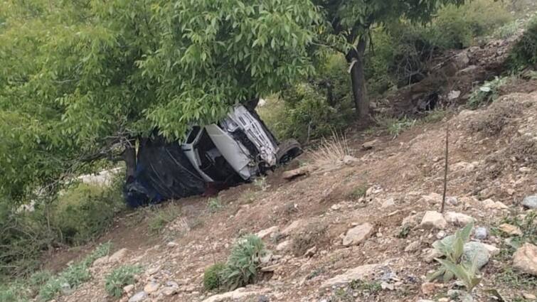 Jammu Kashmir Army Vehicle Rolls Down In Verinag Anantnag one Dead and 9 people Injured Jammu-Kashmir Accident: अनंतनाग में बड़ा हादसा, खाई में गिरा सेना का वाहन, एक जवान की मौत; नौ घायल