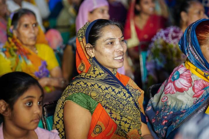 संजय सिंह ने लोगों से अपील करते हुए कहा कि वे अपने चहेते मुख्यमंत्री अरविंद केजरीवाल के 9 सालों के काम को ध्यान में रखकर मतदान करें. संजय ने जनता को याद दिलाते हुए कहा कि पीएम मोदी ने हर साल देश को 2 करोड़ नौकरियां देने का वादा किया था, लेकिन उन्होंने 82 करोड़ भारतीयों को राशन की लाइन में लगा दिया है.