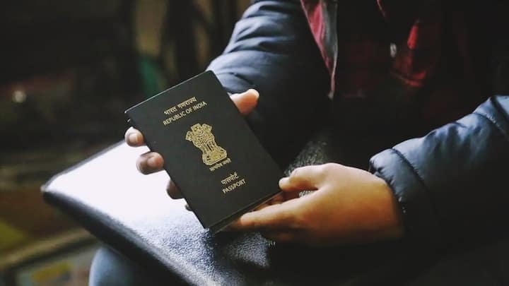 ઓનલાઈન અરજી કરવા માટે તમારે પહેલા પાસપોર્ટ સેવાની વેબસાઈટ www.passportindia.gov.in પર જવું પડશે. નવા વપરાશકર્તા નોંધણી અથવા હાલના વપરાશકર્તા લોગિન વચ્ચે કોઈપણ એક વિકલ્પ પસંદ કરો.