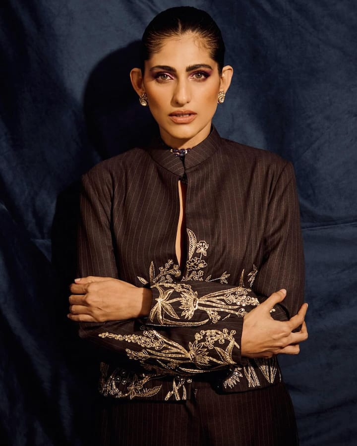 Kubbra styled her hair with a high bun