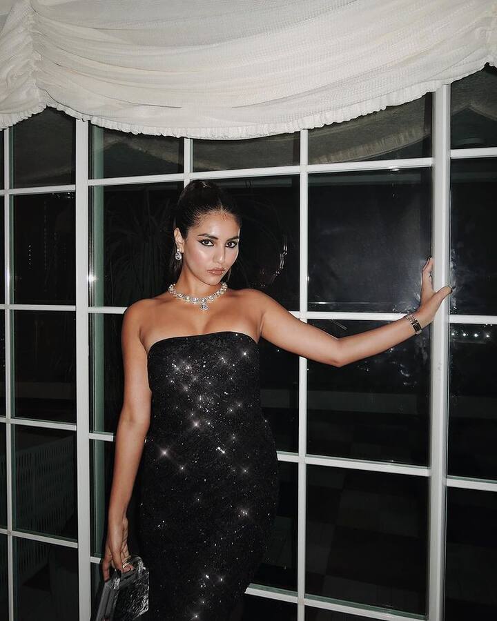 બ્લેક લૂકમાં રાધિકા કેમેરાની સામે ખૂબ જ કાતિલ અંદાજમાં પોઝ આપતી જોવા મળે છે. રાધિકા તેના હોટ અંદાજને લઈ સતત ચર્ચામાં રહે છે.