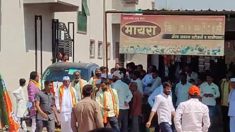 Raosaheb Danve was surrounded by Maratha protesters, BJP workers-protesters clashed in Chhatrapati Sambhajinagar, loud sloganeering from both sides Marathi News रावसाहेब दानवेंना मराठा आंदोलकांनी घेरलं, संभाजीनगरमध्ये भाजप कार्यकर्ते-आंदोलक आमने सामने, दोन्ही बाजूंनी जोरदार घोषणाबाजी