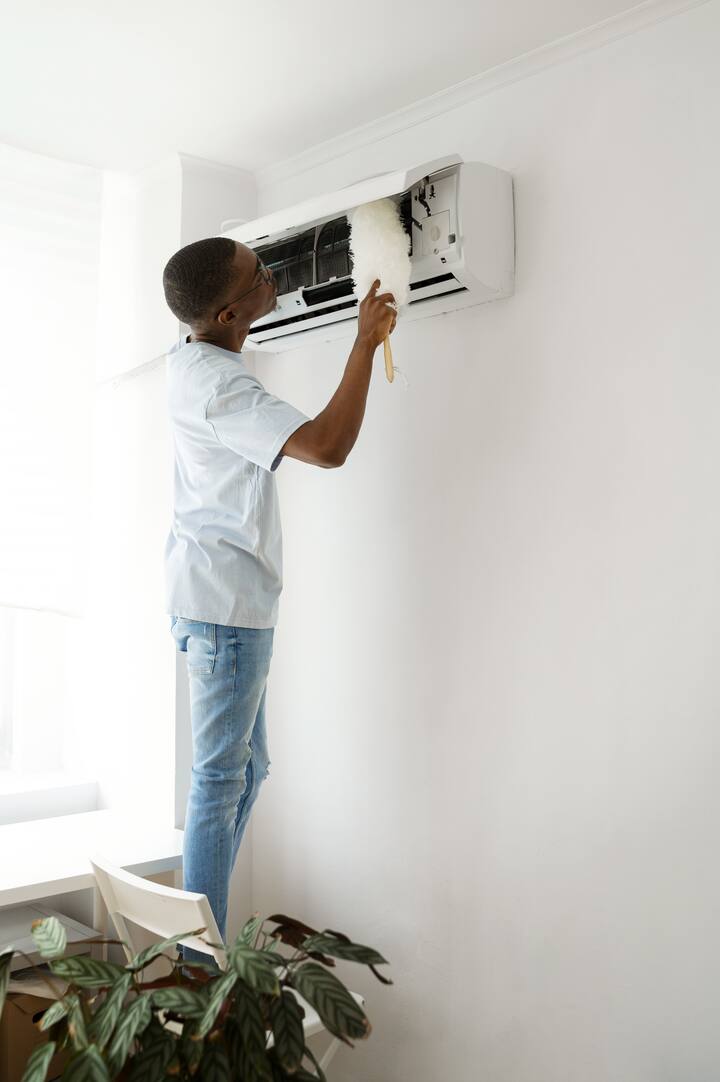 ਇਸ ਦੇ ਲਈ, ਸਮੇਂ-ਸਮੇਂ 'ਤੇ ਫਿਲਟਰ ਨੂੰ ਬਦਲਣਾ, ਖਿੜਕੀਆਂ ਖੋਲ੍ਹਣਾ ਅਤੇ ਤਾਜ਼ੀ ਹਵਾ ਘਰ ਵਿੱਚ ਆਉਣ ਦੇਣਾ ਜ਼ਰੂਰੀ ਹੈ। ਇੱਥੇ ਅਸੀਂ ਦੱਸ ਰਹੇ ਹਾਂ ਕਿ ਏਸੀ ਦੀ ਜ਼ਿਆਦਾ ਵਰਤੋਂ ਨੂੰ ਖਤਰਨਾਕ ਕਿਉਂ ਕਿਹਾ ਜਾ ਰਿਹਾ ਹੈ।(Image: Freepik.com)