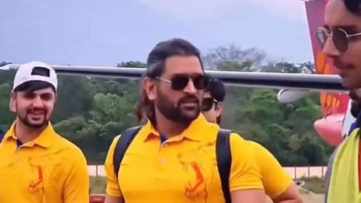 MS Dhoni Spotted Shah Rukh Khan Don 2 Look Dharamshala PBKS vs CSK IPL 2024 Clash Indian Premier League Viral Video Watch MS Dhoni Spotted In SRK's Don 2-Inspired Look As He Lands In Dharamshala Ahead Of PBKS vs CSK IPL 2024 Clash- WATCH