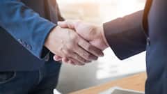 सपा-बीजेपी प्रत्याशी की जीत को लेकर 2 लाख की शर्त, स्टांप पेपर पर लिखवाया 'कॉन्ट्रैकट'