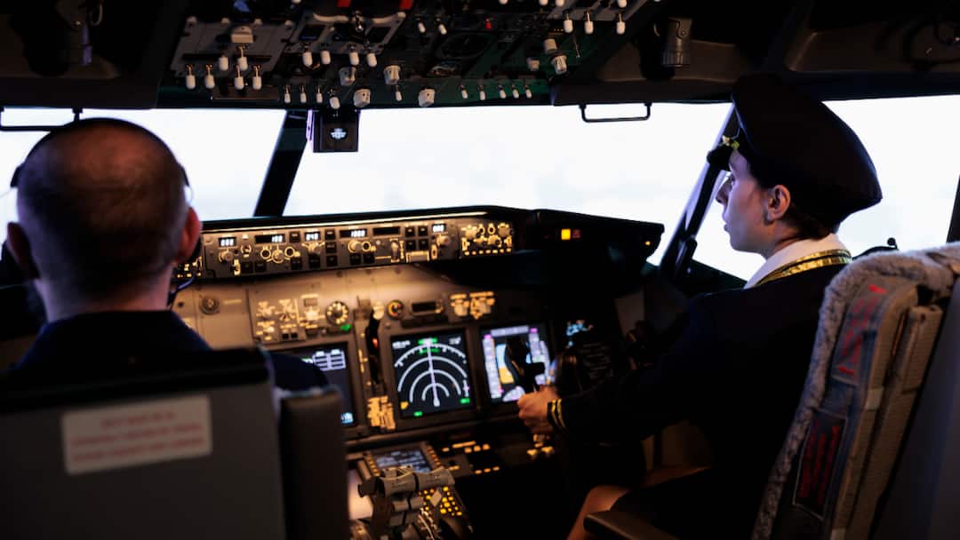 Two pilots of a flight are never given the same food why is this done फ्लाइट के दो पायलटों को कभी नहीं दिया जाता एक जैसा खाना, क्यों किया जाता है ऐसा?