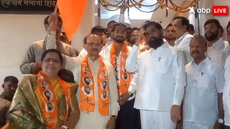 Uddhav Thackeray Big Loss Shiv Sena UBT Leaders Joins Eknath Shinde Faction Today लोकसभा चुनाव के बीच उद्धव ठाकरे को बड़ा झटका, एकनाथ शिंदे की पार्टी में शामिल हुए कई नेता