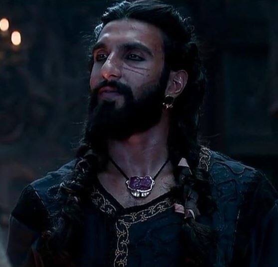 'बैंड बाजा बारात' में भोलेभाले लड़के का रोल प्ले करने वाले रणवीर सिंह को जब फिल्म पद्मावत (2018) में अलाउद्दीन खिलजी के रोल में नजर आए तो लोग हैरान हो गए. रणवीर सिंह के उस रोल को काफी पसंद किया किया गया और उनके अभिनय की खूब प्रशंसा भी हुई.