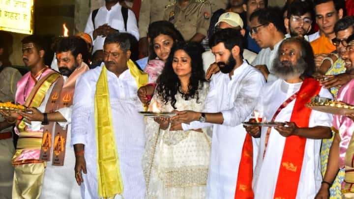 आध्यात्मिक गुरु श्री श्री रविशंकर और बॉलीवुड अभिनेता विक्रांत के काशी पहुंचे. वहां दोनो ने विश्व प्रसिद्ध गंगा आरती में भी शामिल हुए. श्री श्री रविशंकर और विक्रांत ने मां गंगा का पूजन भी किया.