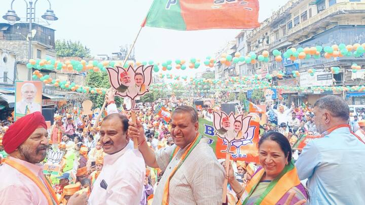 नामांकन यात्रा चांदनी चौक मुख्य मार्ग से होती हुई फतेहपुरी चौक पहुंची और वहां से चर्च रोड़ होती हुई पुरानी दिल्ली रेलवे-स्टेशन के पास तक गई. इस दौरान व्यापारी वर्ग एवं धार्मिक-सामाजिक संस्था कब प्रतिनिधियों द्वारा जगह-जगह पुष्प-वर्षा कर प्रवीण खंडेलवाल का समर्थन और उत्साहवर्धन किया गया. पुरानी दिल्ली रेलवे स्टेशन के पास आए प्रवीन खंडेलवाल ने अपने प्रस्तावकों के साथ तीन चार गाड़ियों में अलीपुर चुनाव कार्यालय जा कर सादगी से अपना नामांकन पत्र दाखिल किया.