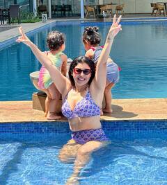 टीवी की 'सीता' देबिना बनर्जी ने दोनों बेटियों के साथ लिए पूल के मजे, स्विमसूट पहने बेहद क्यूट लगीं दिविशा-लियाना