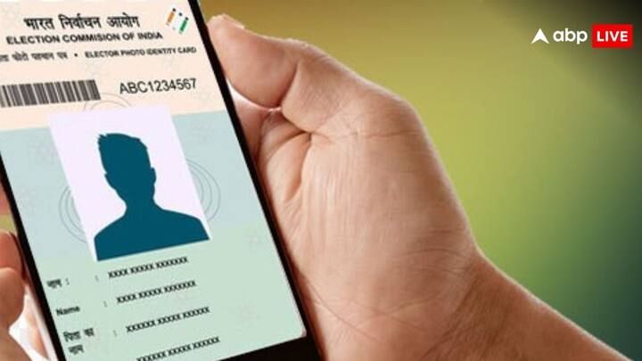 Voter Card Rules: लोगों के मन में यह सवाल अता है. कि शहर बदलने पर क्या वोटर कार्ड भी बदलते हैं या पुराना ही काम करता रहता है. तो बता दें ऐसे में आपको नया वोटर कार्ड अप्लाई करने की ज़रूरत नहीं होती.
