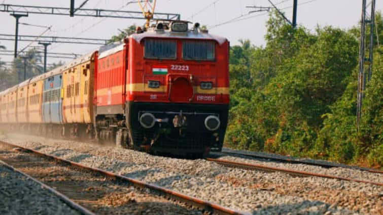 what is the reason for trains running late between bengaluru to chennai continuously Train Service: தொடர்ச்சியாக பெங்களூரில் இருந்து சென்னை வரும் ரயில்கள் தாமதம் - காரணம் என்ன?