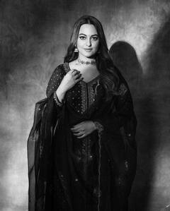 कपाळावर बिंदी, चेहऱ्यावर हसू... एथनिक लूकमध्ये दिसली सोनाक्षी!