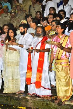 वाराणसी की गंगा आरती में शामिल हुए आध्यात्मिक गुरु श्री श्री रविशंकर और बॉलीवुड अभिनेता विक्रांत, देखें तस्वीरें