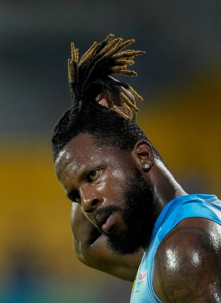 काइल मेयर्स: वेस्टइंडीज़ के स्टार बल्लेबाज़ काइल मेयर्स आईपीएल 2024 में लखनऊ सुपर जायंट्स का हिस्सा हैं. इस सीज़न अब तक मेयर्स को एक भी मैच खेलने का मौका नहीं मिला है. पिछले साल मयेर्स लखनऊ के लिए ओपनिंग कर रहे थे और उन्होंने 13 मैचों में रनों का अंबार लगाते हुए 379 रन बनाए थे.