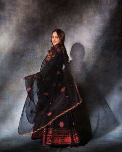 कपाळावर बिंदी, चेहऱ्यावर हसू... एथनिक लूकमध्ये दिसली सोनाक्षी!