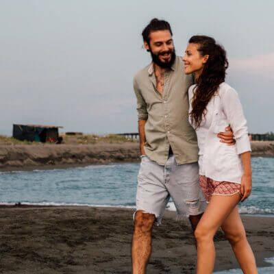 बातों को छिपाता न हो- एक ईमानदार व्यक्ति अपने पार्टनर से सीधा संवाद करता है. वो कभी भी अपने पार्टनर से कोई बात नहीं छुपाते. साथ ही वह अपनी भावनाएं और विचार भी बिना किसी डर के शेयर करते हैं.