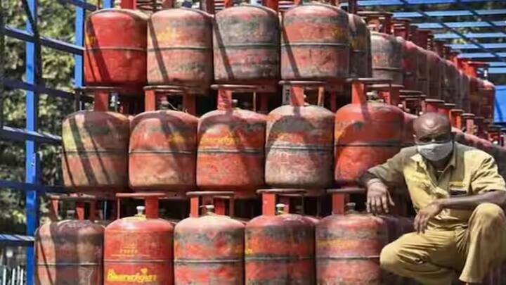 LPG Cylinder Safety Tips: ઘરમાં એલપીજી સિલિન્ડરનો ઉપયોગ કરતી વખતે ખાસ કાળજી લેવી પડે છે. જો તમે આ ભૂલ કરશો તો તમારા ઘરમાં રાખેલો સિલિન્ડર પણ ફાટી શકે છે.