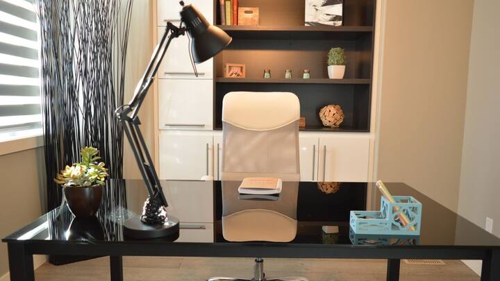 তাই শোয়ার ঘর, বসার ঘর, পড়ার ঘরের সাজসজ্জা কখনও এক হতে পারে না। বিশেষ করে পড়ার ঘর বা স্টাডি রুম সাজানোর ক্ষেত্রে কিছু বিষয় মাথায় রাখা উচিত। পিক্সাবে