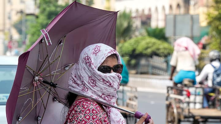 হাওয়া অফিস সূত্রে জানা গিয়েছে, পশ্চিম মধ্য বঙ্গোপসাগর থেকে পর্যাপ্ত জলীয় বাষ্প ঢোকার অনুকূল পরিস্থিতি তৈরি হয়েছে। আগামীকাল বিকেল থেকেই তাপপ্রবাহের কবলের বাইরে চলে যাবে রাজ্যের অধিকাংশ জেলা।