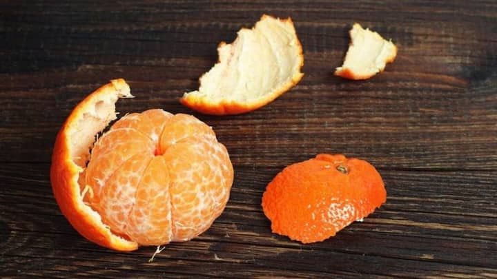Orange Peel: संतरा सेहत के लिए फायदेमंद होने के साथ-साथ चेहरे के लिए भी रामबाण मानी गई है. इसके छिलकों का इस्तेमाल कर आप अपनी त्वचा को खूबसूरत बना सकते हैं.