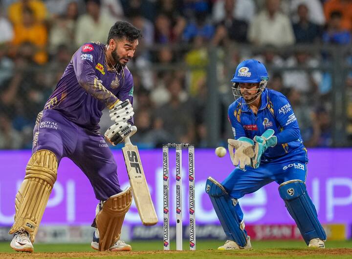 সেই কথোপকথনের মধ্যেই সৌরভকে পিছন থেকে জড়িয়ে ধরেছিলেন শাহরুখ। যিনি তখন মাঠ প্রদক্ষিণ করছিলেন। সেদিন দিল্লির ডিরেক্টর অফ ক্রিকেট সৌরভের সঙ্গে কী কথা হয়েছিল?