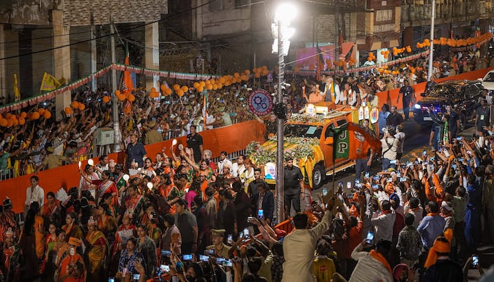 वहीं पीएम मोदी ने अपना रोड शो शुरू करने से पहले गुमटी गुरुद्वारे का भी दौरा किया. प्रधानमंत्री का काफिला गुजरते ही छोटे बच्चे, महिलाएं और बुजुर्ग सड़कों पर कतार में खड़े थे. इस दौरान भीड़ ने नारे लगाए और फूलों की पंखुड़ियां बरसाईं.