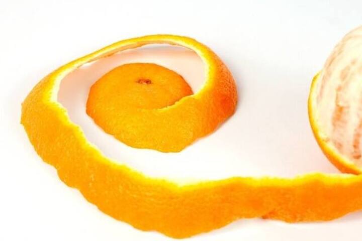 ઓઇલી સ્કિન ધરાવતા લોકો માટે સંતરાની છાલ વરદાન માનવામાં આવે છે. પરંતુ ધ્યાનમાં રાખો કે કેટલાક લોકોને તેનાથી એલર્જી થઈ શકે છે, તેથી પેચ ટેસ્ટ કરો.