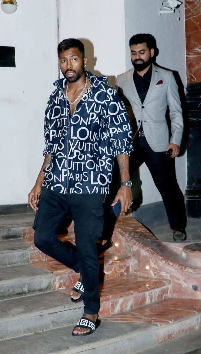 हार्दिकला आयपीएल 2022 मध्ये गुजरात टायटन्सने 15 कोटी रुपयांना खरेदी केले होते. 2024 च्या या मोसमात मुंबई इंडियन्सने त्याला कर्णधार बनवले आहे आणि त्याच रकमेत त्याला करारबद्ध केले आहे. (image credit-social media)