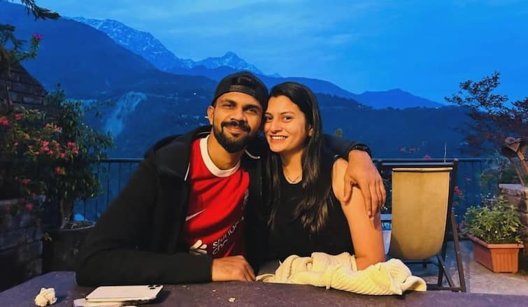 Chennai Super Kings captain Ruturaj Gaikwad romantic pose with wife Utkarsha Pawar in snow mountain IPL 2024 बर्फीली वादियों के बीच वाइफ उत्कर्षा संग रोमांटिक हुए रुतुराज गायकवाड़, CSK कप्तान का दिखा अलग रूप