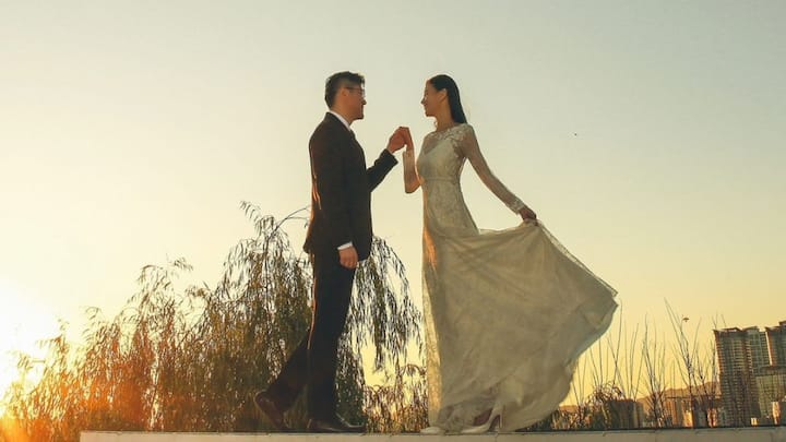 South Korean singer Anda announced on Friday that she got married last year.