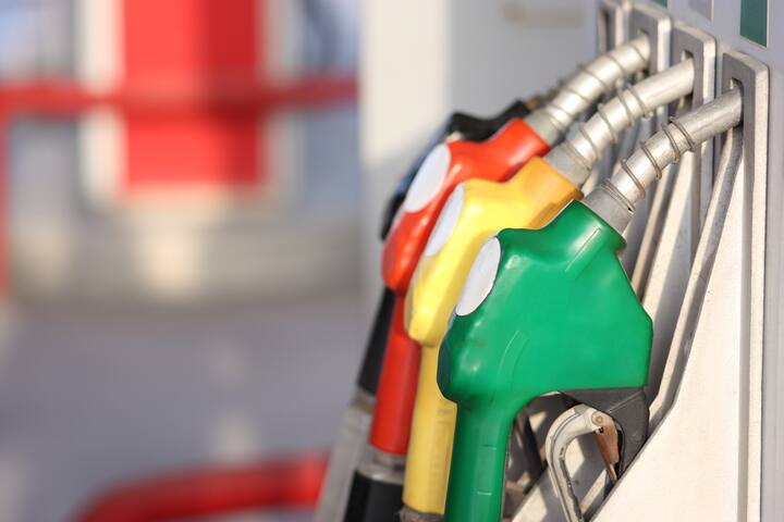 petrol-diesel-price -todayon 4 may-in-kolkata-delhi-mumbai-chennai-know-details Petrol Diesel Price: শনির বাজারে দাম কমল পেট্রোলের, আজ কলকাতায় কত যাচ্ছে লিটার ?