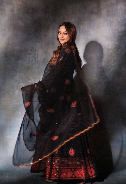 માંથે ચાંદલો-ચહેરા પર સ્માઇલ.. એથનિક લૂકમાં સોનાક્ષીનો જલવો