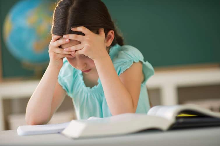 Follow these tips to keep your child away from stress during exams Parentings Tips:  પરીક્ષા સમયે બાળકને તણાવથી દૂર રાખવા માટે અપનાવી જુઓ આ ટિપ્સ