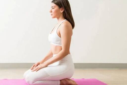 વજ્રાસન - યુવાન અને સુંદર દેખાવા માટે તમારે તમારી દિનચર્યામાં વજ્રાસનનો સમાવેશ કરવો જોઈએ. આ માટે તમારે વજ્રાસનની સ્થિતિમાં બેસીને શરીરને જમણી અને ડાબી તરફ ખસેડવું પડશે. આ આસનના ઓછામાં ઓછા 3 સેટ કરો.