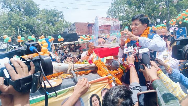 नामांकन दाखिल करने से पहले आयोजित जनसभा को संबोधित करते हुए प्रवीन खंडेलवाल ने कहा की उन्होंने चांदनी चौक के नागरिकों एवं व्यापारियों के प्रति अपना संकल्प पत्र 2024 जारी किया है, जिंसमें लिखित सभी संकल्पों को वे 2027 तक पूरा करेंगे. आगे उन्होंने कहा कि प्रधानमंत्री नरेंद्र मोदी के नेतृत्व में तीसरी बार बीजेपी की सरकार बनने जा रही है. चांदनी चौक की जनता के साथ वे उनकी आशाओं और आकांक्षाओं पर खरा उतरेंगे. उन्होंने कहा कि मोदी सरकार ने पिछले 10 सालों में जो विकास की लकीर खींची है, उसकी कोई तुलना नहीं है और उसी के दम पर पार्टी तीसरी बार सरकार बनाएगी और दिल्ली की सभी सात सीट पर जीत दर्ज करेंगे.