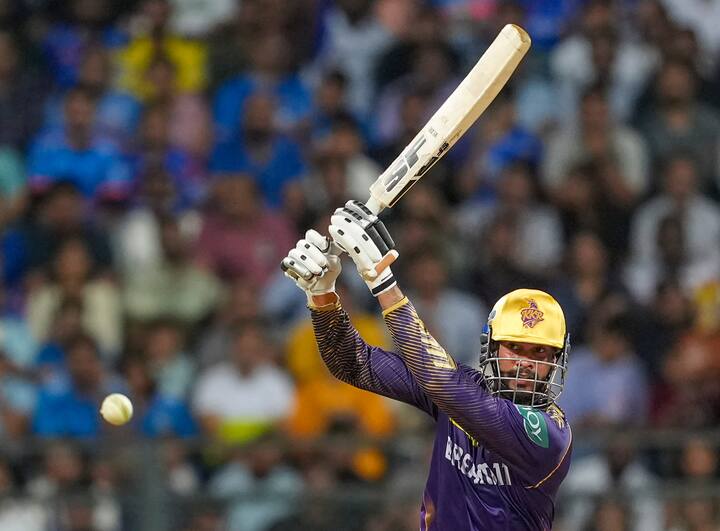 মুম্বই ইন্ডিয়ান্সের বিরুদ্ধে যে কঠিন পরীক্ষা দিতে হয়েছিল, জানিয়েছেন বেঙ্কটেশ। বলেছেন, 'পেশাদার ক্রিকেটার হিসাবে আমাকে নমনীয় হতেই হয়। ম্যাচে যখন ভালভাবে বল মারছিলাম, তখনই দুটো উইকেট পড়ে গেল। আমার মনে হল, এবার অ্যাঙ্করের ভূমিকা পালন করতে হবে। চার থেকে পাঁচ ম্যাচে মণীশ প্যাড পরে তৈরি ছিল। সুযোগ পেল এই ম্যাচে। বল একটু থমকে আসছিল। উইকেটে অসমান বাউন্স ও গতি ছিল। আমি স্মার্ট ক্রিকেটার হওয়ার চেষ্টা করেছি।' ছবি - পিটিআই, iplt20.com